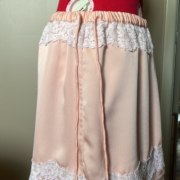 3/$15 🏷️ Banana Republic peach silky satin polyester lined lace-top mini skirt - Picture 5 of 11